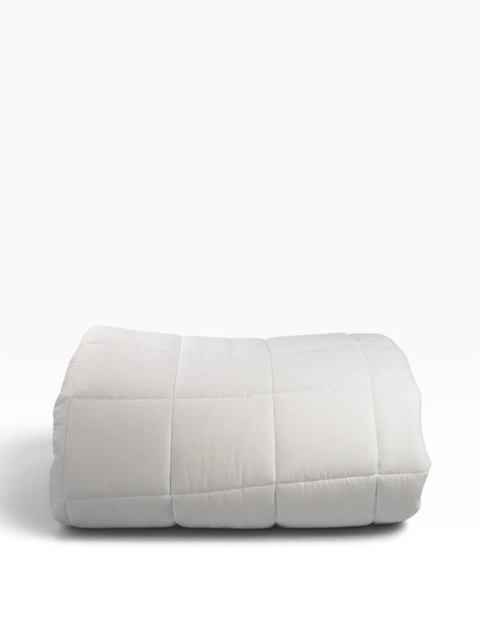 Valiant Products white quilted down alternative blanket with box stitch pattern for hospitality bedding